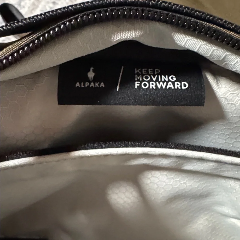 NWT ALPAKA Go Sling Mini V2 - Army Green with Fidlock - Picture 9 of 14